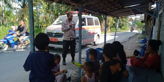 Personil Polres Asahan Keliling Desa Pakai Ambulance Ajak Masyarakat di Vaksin