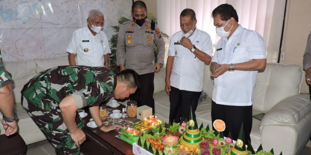 HUT TNI AD ke-76, Kapolres dan Bupati Asahan Beri Kejutan Kepada Dandim