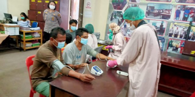Polsek Medan Baru Vaksin Dosis I Tahanan
