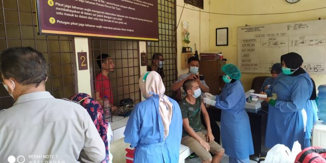 Polsek Percut Sei Tuan Gelar Vaksinasi Dosisi I dan II Untuk Tahanan