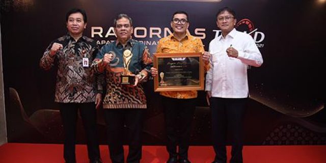 Terbaik Dalam Penyediaan Ragam Akses Keuangan, Pemprov Sumut Raih TPAKD Awards 2021