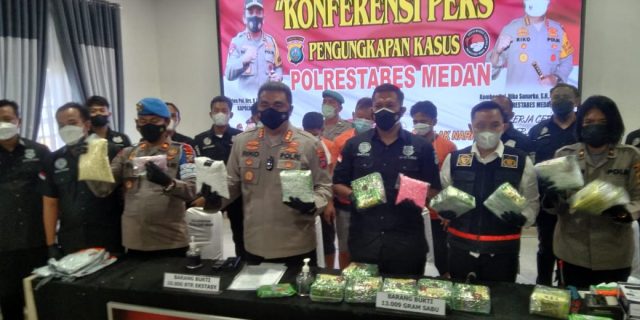 Polisi Sita 13 Kg Sabu dan 10 Ribu Butir Ekstasi dari Jaringan Malaysia-Indonesia Polisi Sita 13 Kg Sabu dan 10 Ribu Butir Ekstasi dari Jaringan Malaysia-Indonesia