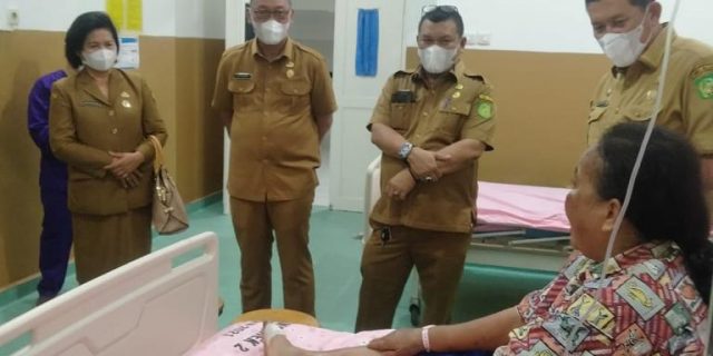Dinas Kebersihan Dan Pertamanan Medan Jenguk Korban Begal