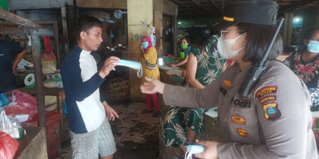 Sambil Sosialisasi Prokes, Polsek Medan Baru Bagikan Masker di Pasar Pringgan