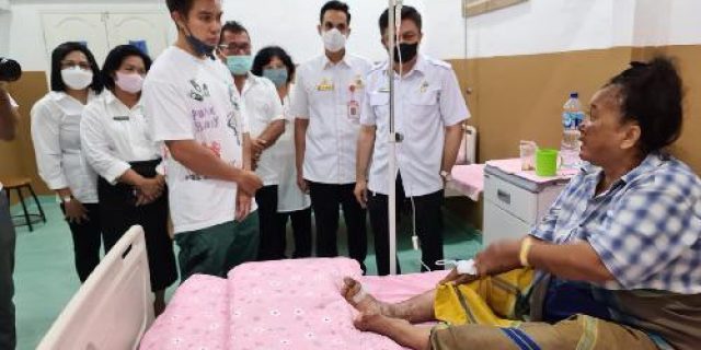 Baim Wong Jenguk Petugas Kebersihan Korban Begal di RSUD dr Pirngadi