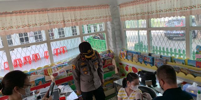 Kapolsek Medan Baru Beri Semangat Kepada Murid Saat Pelaksanaan Vaksinasi Anak Usia 6-11 Tahun