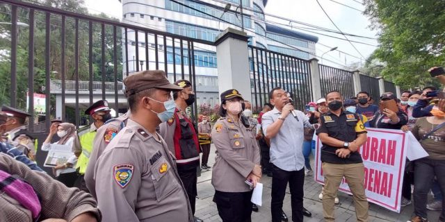 Ratusan Warga Demo di Kantor DPRD, Minta Camat Medan Denai Dicopot