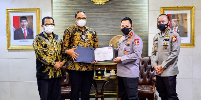Terima Sertifikat CSFA Dari BPK, Kapolri Ingin Personel Polisi Miliki Kemampuan Auditor