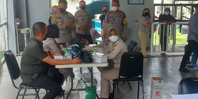 Polsek Medan Baru Vaksinasi Anak Umur 6-11 Tahun di SD Swasta Cita Luhur