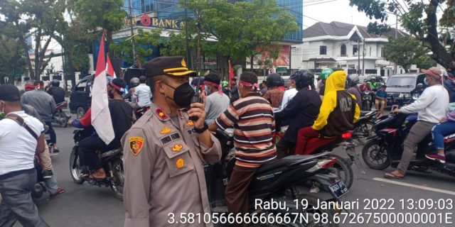 Personel Polsek Medan Baru Pengamanan Unras di Kantor Gubsu