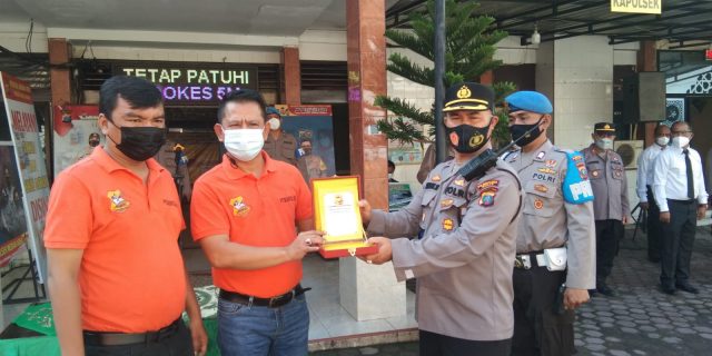 Capai Target Vaksin Covid-19, Ketua Pewarta Berikan Penghargaan Kepada Kapolsek Medan Area