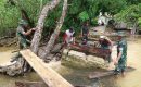 Anggota Pos Ramil Saleman Perbaiki Jembatan Rusak