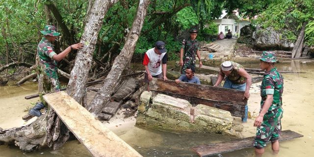 Anggota Pos Ramil Saleman Perbaiki Jembatan Rusak