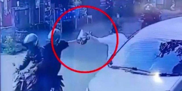 Viral, Pelaku Jambret Rampas Tas Wanita Usai Turun dari Mobil
