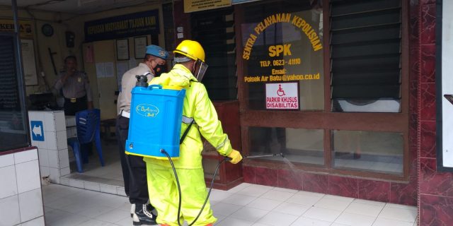 Cegah Covid-19, Polsek Air Batu Semprotkan Desinfektan Didalam Ruangan