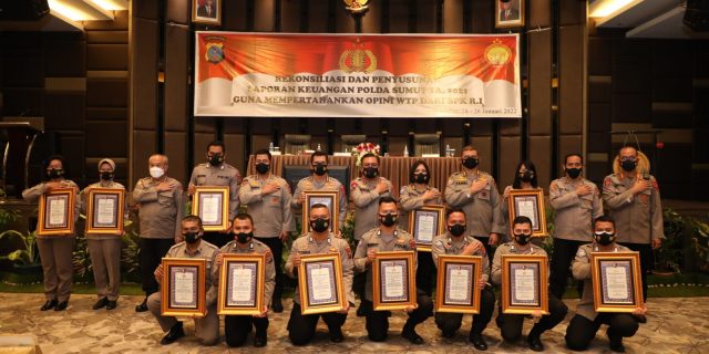 Kapoldasu Berikan Penghargaan Kepada Bid Keu dan Jajaran