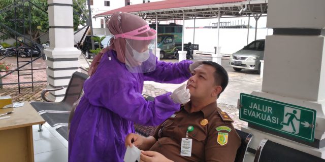 Deteksi Dini & Cegah Penyebaran Covid-19, Kejari Aceh Tamiang Lakukan Swab Terhadap Pegawai