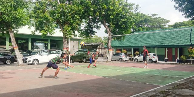 Voli Pantai, Salah Satu Cara Prajurit Korem 081/DSJ Jaga Kebugaran Fisik