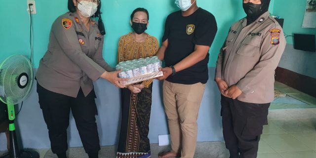 Polsek Medan Baru Besuk Anggota Bhayangkari Yang Sakit
