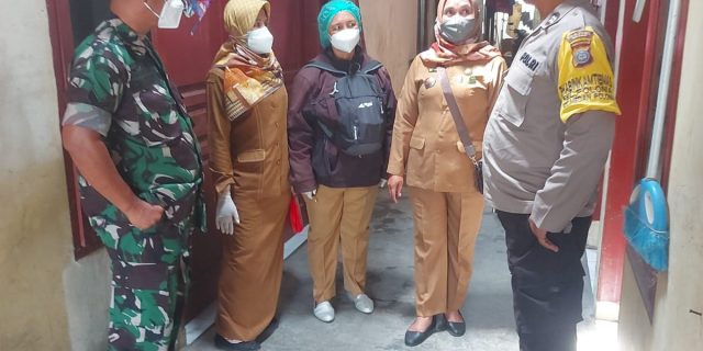 Polsek Medan Baru Bersama 3 Pilar Tracing Warga Terkonfirmasi Covid-19 di Kelurahan Polonia
