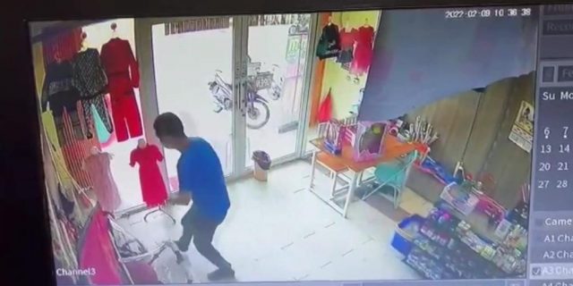 Modus Belanja, Seorang Pria Curi HP di Toko Mainan Anak