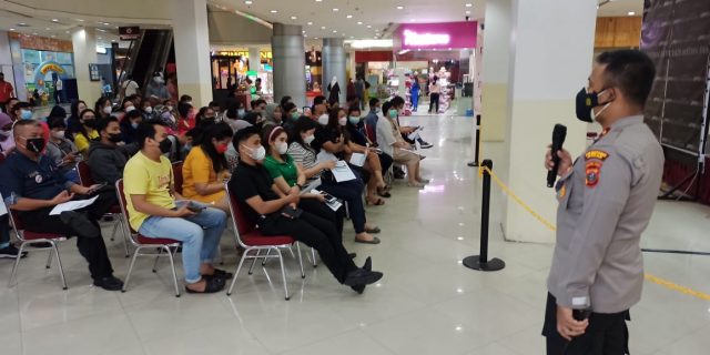 Tinjau Vaksinasi Massal, Kapolsek Medan Baru Ingatkan Pentingnya Vaksinasi