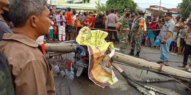 Pengendara Motor Tewas Tertimpa Tiang Listrik Beton