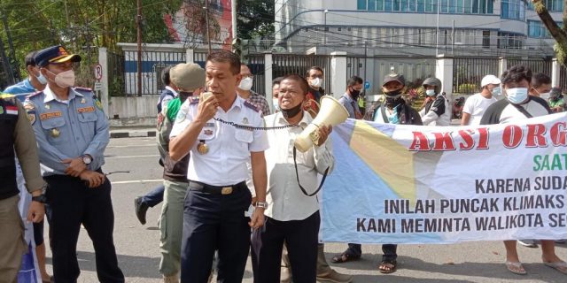 Protes Keberadaan Bus Trans Deli, Supir MRX dan KPUM Unras di Kantor Walikota