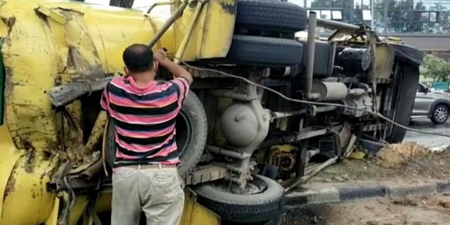 Truk Bermuatan CPO Tabrak 3 Mobil di Jalan Ringroad Medan