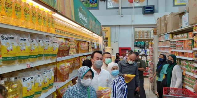 Pastikan Stok Migor dan HET, Komisi III DPRD Medan Sidak Swalayan Brastagi
