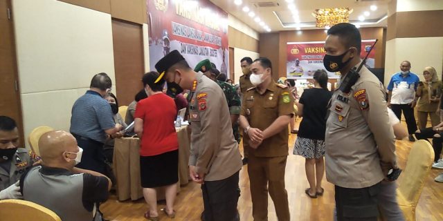 Usai Zoom Meeting Dengan Kapolri, Kapolrestabes Medan Tinjau Vaksinasi Massal di Centre Point