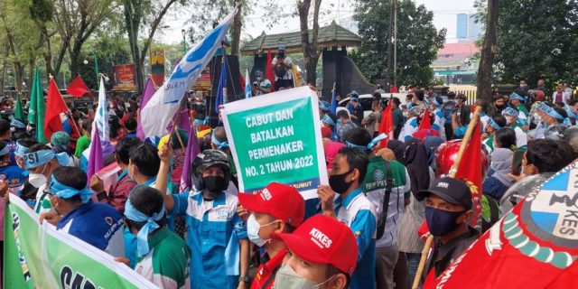 Aliansi Buruh Demo DPRD Sumut Tolak Permenaker No 2 Tahun 2022