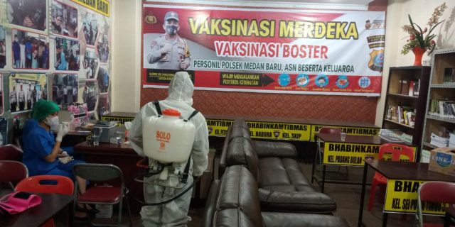 Cegah Penyebaran Covid-19, Polsek Medan Baru Lakukan Penyemprotan Desinfektan