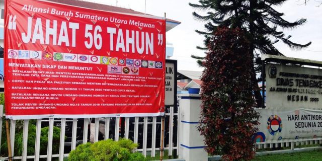 Spanduk Penolakan Buruh Atas Permenaker JHT Terpampang di Kantor Disnaker Sumut