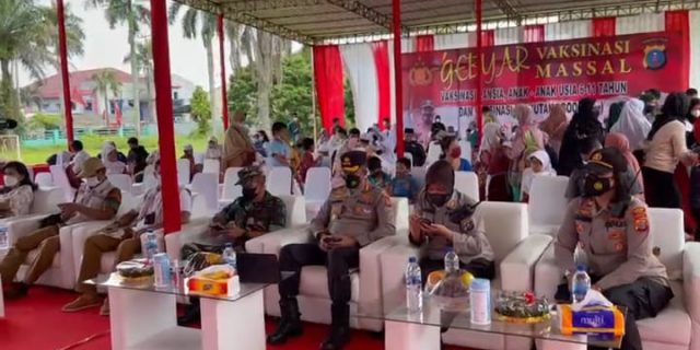 Tinjau Vaksinasi Massal, Ini Pesan Kombes Pol Valentino Kepada Masyarakat