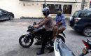 Kanit Binmas Polsek Medan Baru Antar Jemput Lansia Untuk Vaksinasi