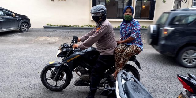 Kanit Binmas Polsek Medan Baru Antar Jemput Lansia Untuk Vaksinasi