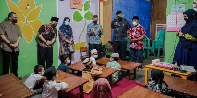 Takjub Prestasi Anak Yatim Sanggar Genius Ar Rasyiid, Bobby Beri Bantuan HP dan Laptop