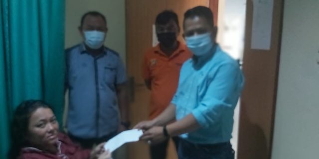 Ketua Pewarta Jenguk dan Berikan Santunan Kepada Istri Wartawan Yang Melahirkan