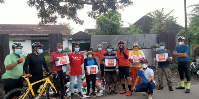 Peduli Sesama, ICC dan Merdeka Funbike Bagikan Sembako Kepada Penyapu Jalan