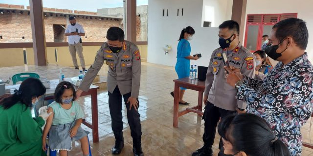 Kapolrestabes Medan Tinjau Pelaksanaan Vaksinasi Covid-19 di Gereja HKBP Pasar Melintang