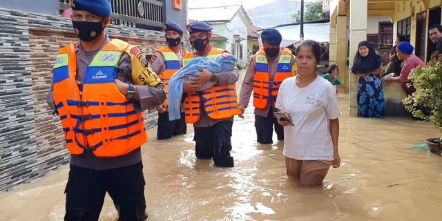 Brimob Polda Sumut Evakuasi Bayi Terjebak Banjir di Medan