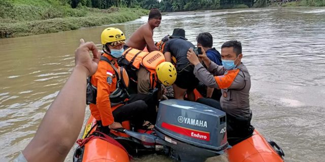 Mobil yang Ditumpangi Satu Keluarga Terseret Arus Banjir, Empat Orang Meninggal Dunia