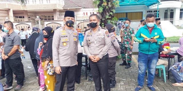 Tinjau Vaksinasi di Komplek Tasbih, Kapolrestabes Medan Imbau Warga Terapkan Prokes