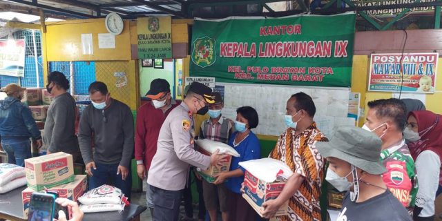 Dirikan Dapur Umum, Kapolsek Medan Barat Bantu Warga Korban Banjir