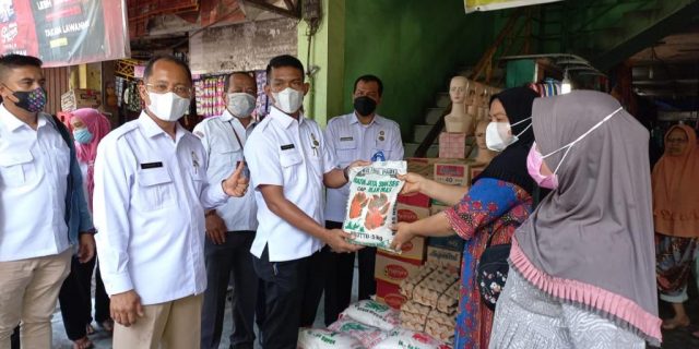 PUD Pasar Bagikan Bantuan Kepada Pedagang Terdampak Banjir