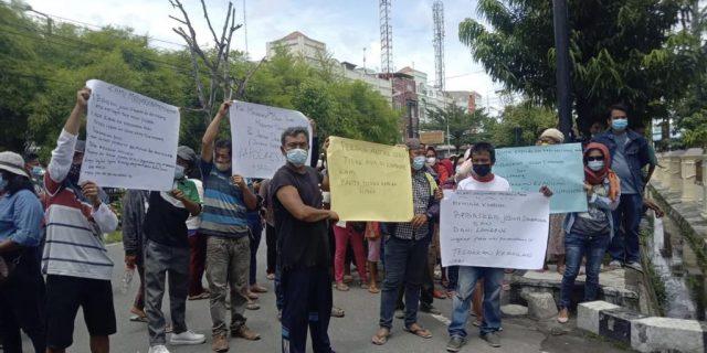 Minta Dua Rekannya Dibebaskan, Warga Desa Amplas Geruduk Polrestabes Medan