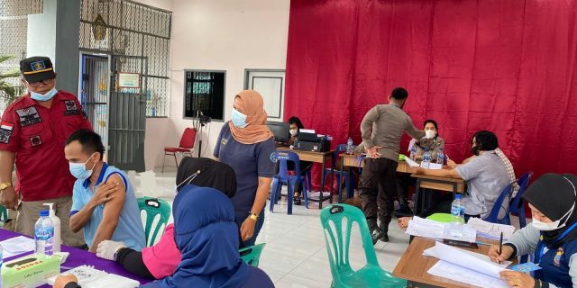 Kolaborasi Dengan Polres Langkat, Rutan Kelas IIB Tanjung Pura Gelar Vaksinasi