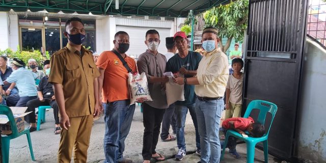 Ketua Pewarta Berikan Santunan dan Sembako Kepada Keluarga Alm HM Suyono
