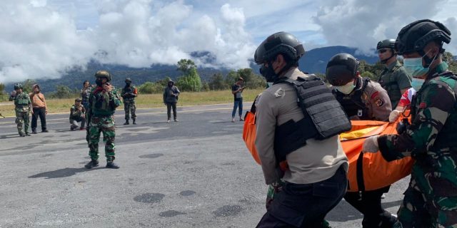 Ops Damai Cartenz Berhasil Evakuasi 8 Korban Penembakan KKB
